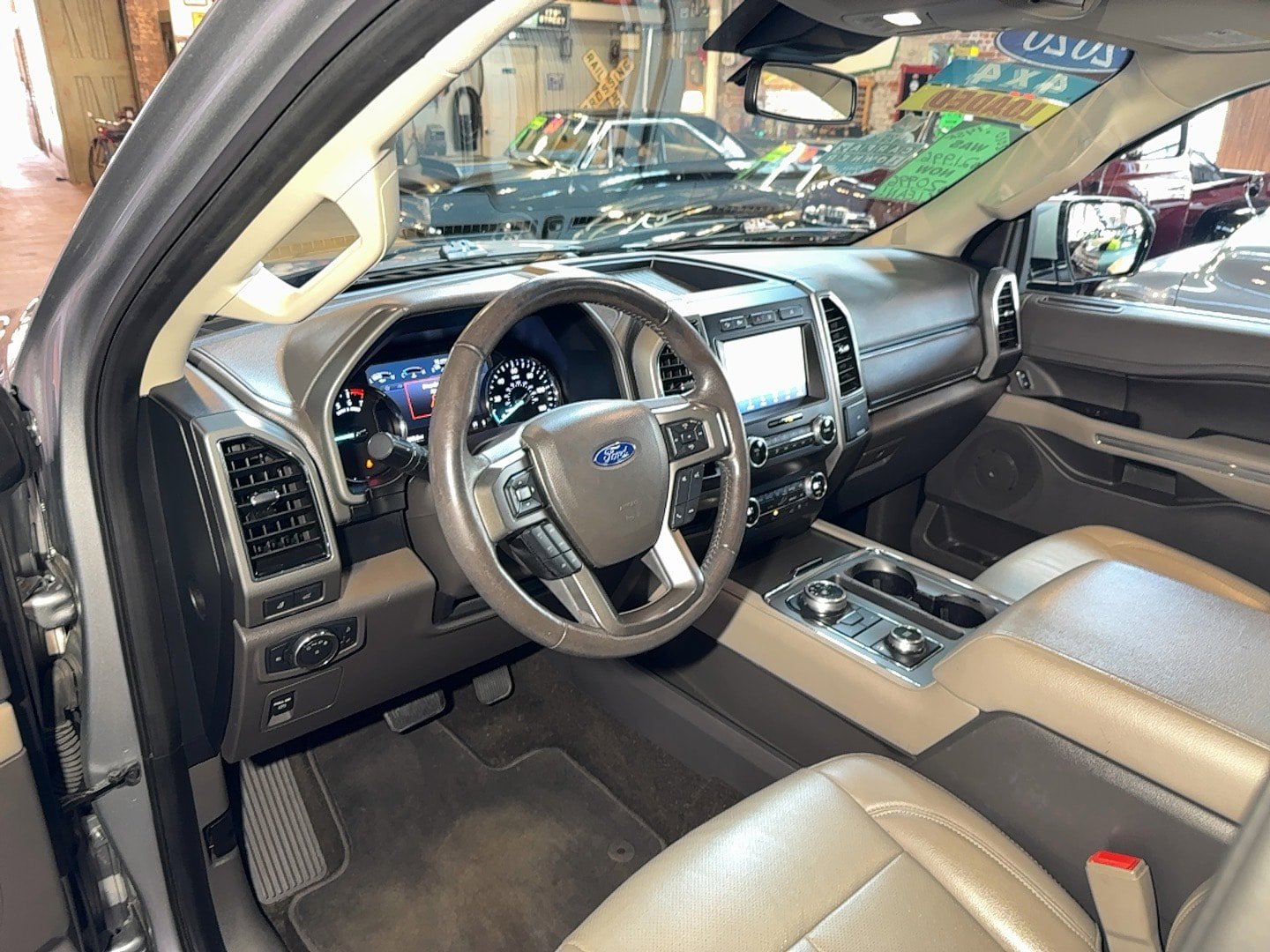 Used 2020 Ford Expedition XLT w/ Equipment Group 202A AWD/4WD image 15
