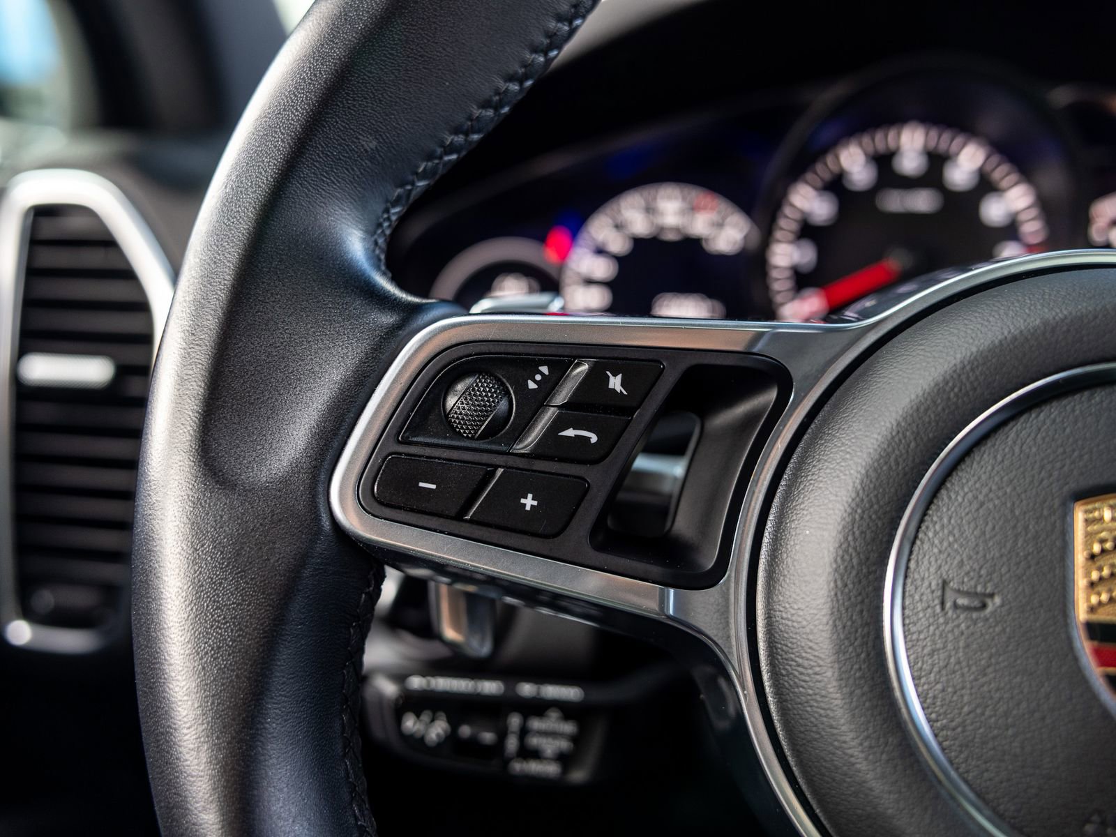 Certified 2023 Porsche Cayenne Platinum Edition image 33