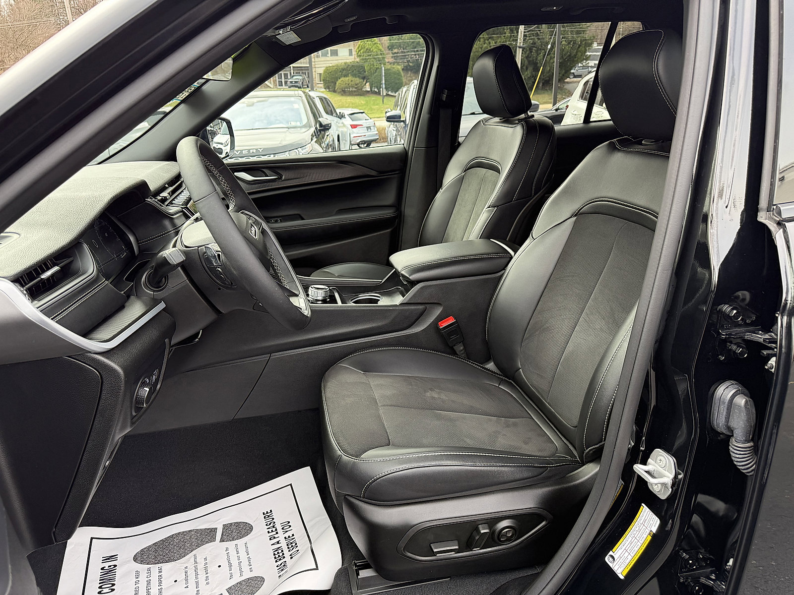 Used 2025 Jeep Grand Cherokee Altitude image 12