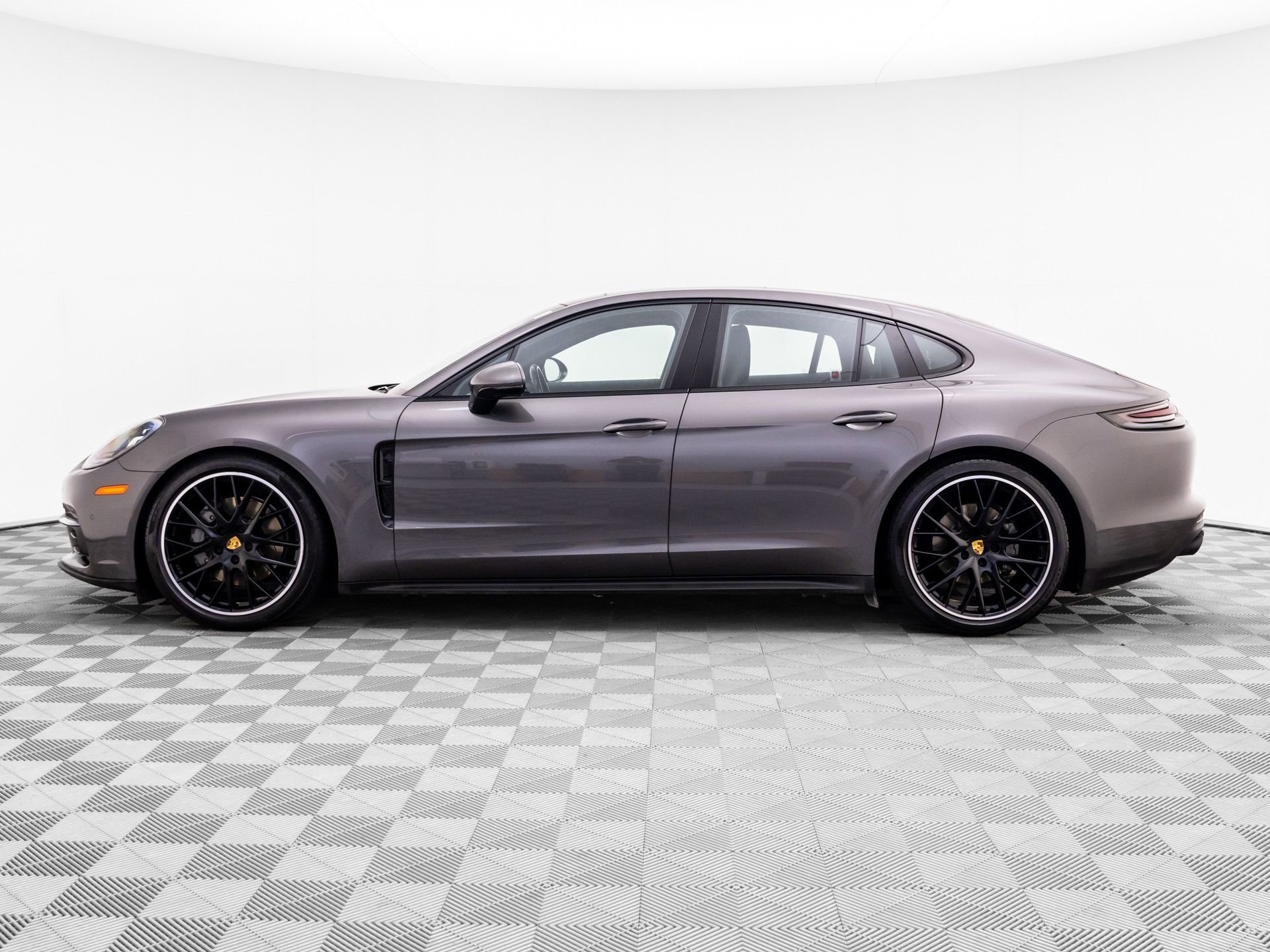 Used 2018 Porsche Panamera 4S AWD/4WD image 2