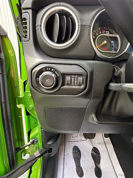 Used 2019 Jeep Wrangler Unlimited Sahara w/ Uconnect 4C Nav & Sound Group AWD/4WD image 6