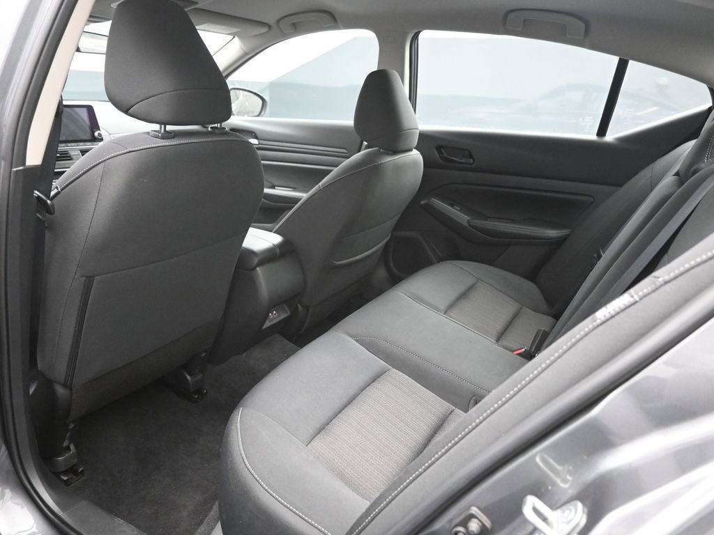 Used 2025 Nissan Altima 2.5 SV image 2