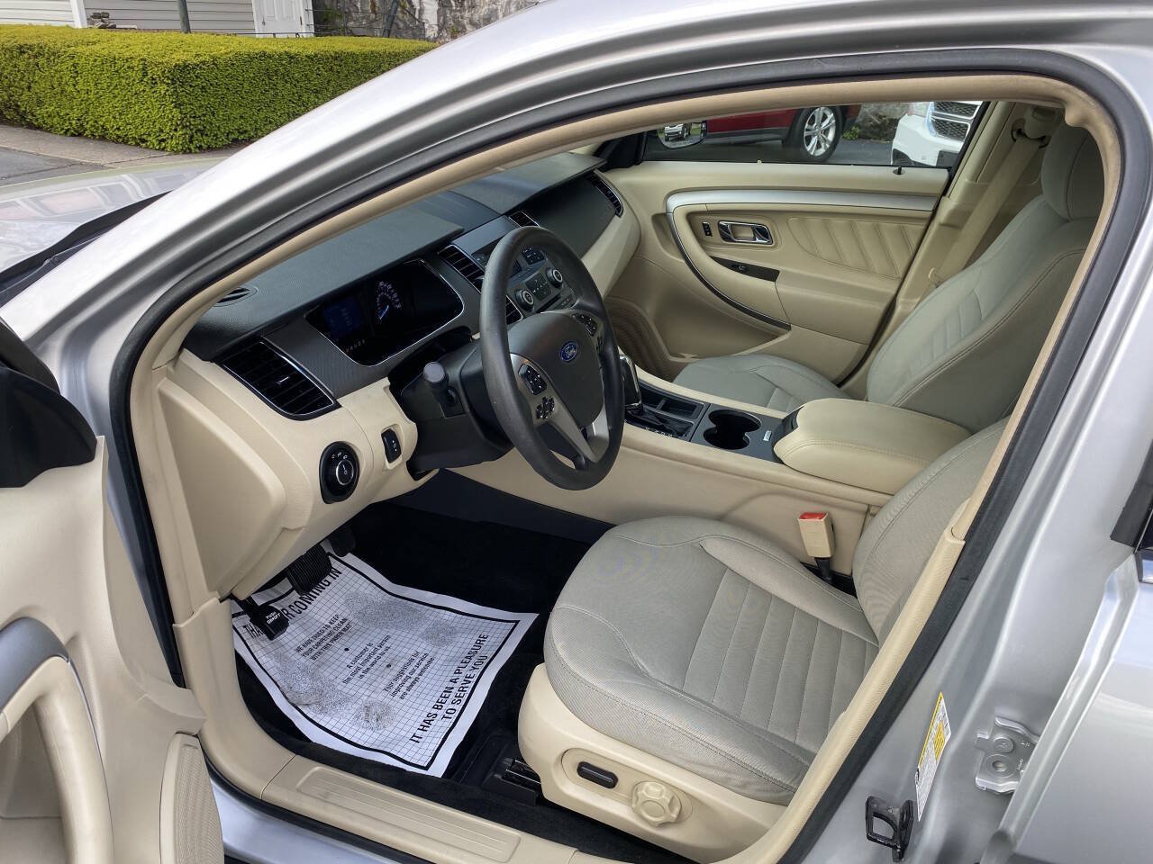 Used 2017 Ford Taurus SE FWD image 10