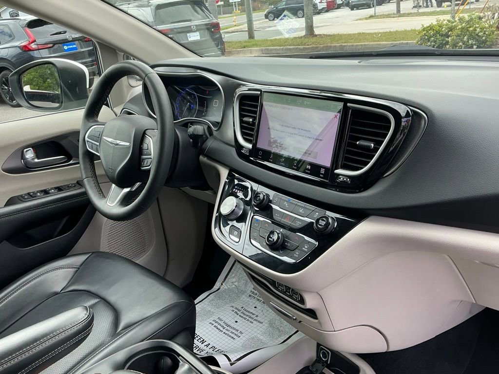 Used 2023 Chrysler Pacifica Touring-L image 15
