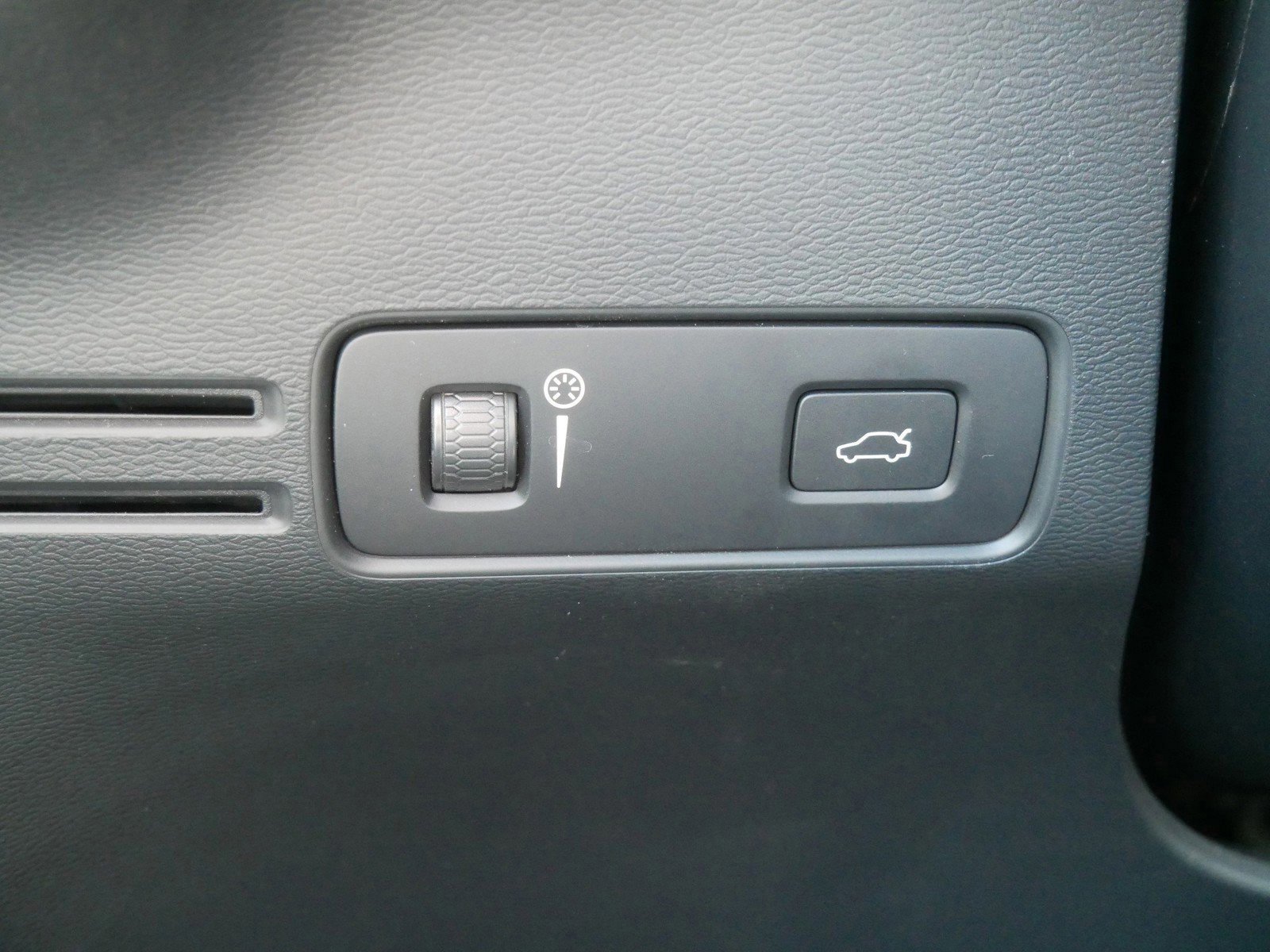 Used 2022 Volvo XC40 T5 R-Design image 46
