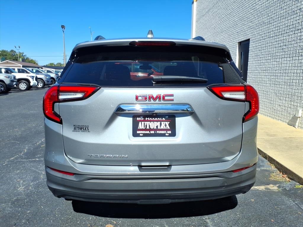 Used 2023 GMC Terrain SLE w/ Driver Convenience Package image 4