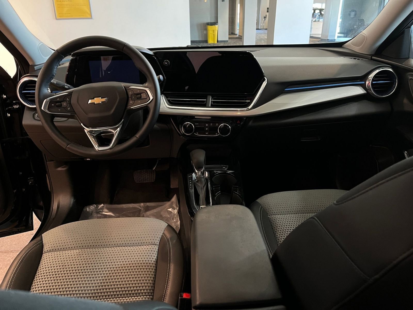 Used 2025 Chevrolet Trax LT w/ LT Convenience Package FWD image 29