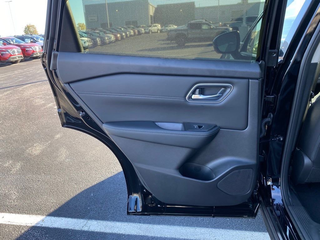 New 2026 Nissan Rogue Platinum w/ Platinum Premium Package AWD/4WD image 16