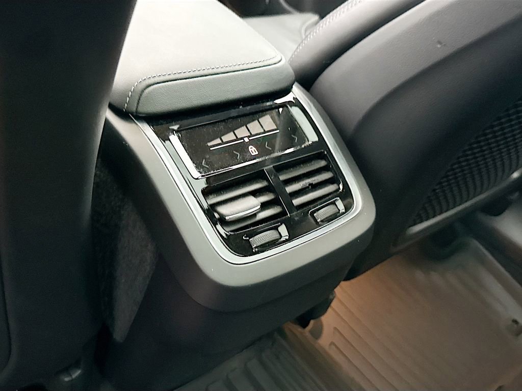 Used 2023 Volvo XC60 B5 Ultimate w/ Protection Package Premier image 28
