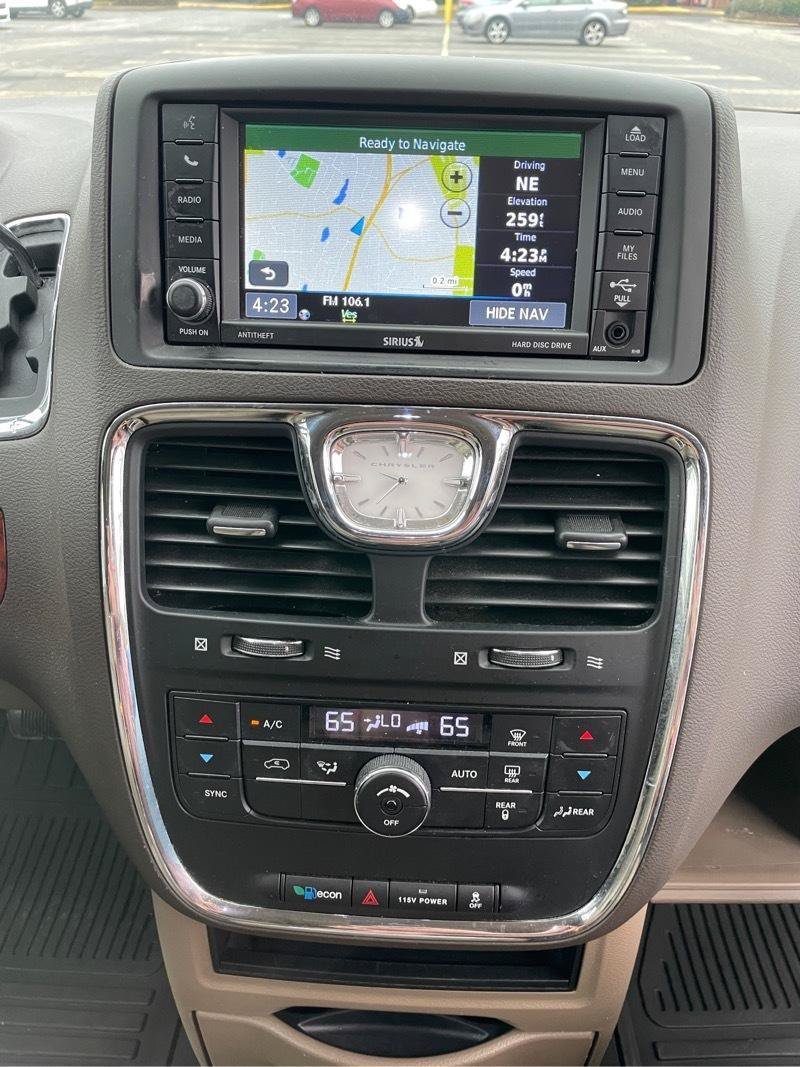 Used 2014 Chrysler Town & Country Touring FWD image 21