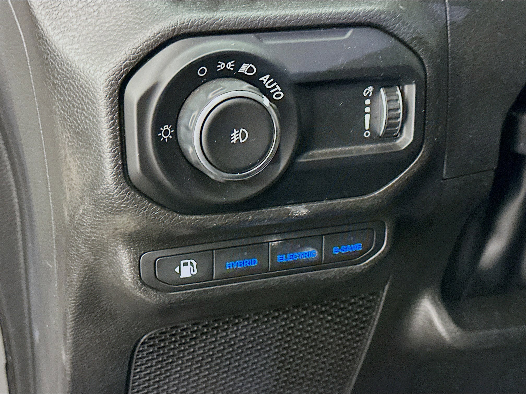 Used 2023 Jeep Wrangler Sahara w/ Cold Weather Group image 17