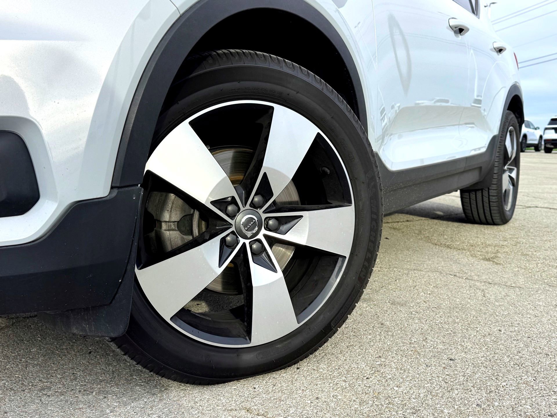 Used 2022 Volvo XC40 T5 Momentum w/ Premium Package image 2