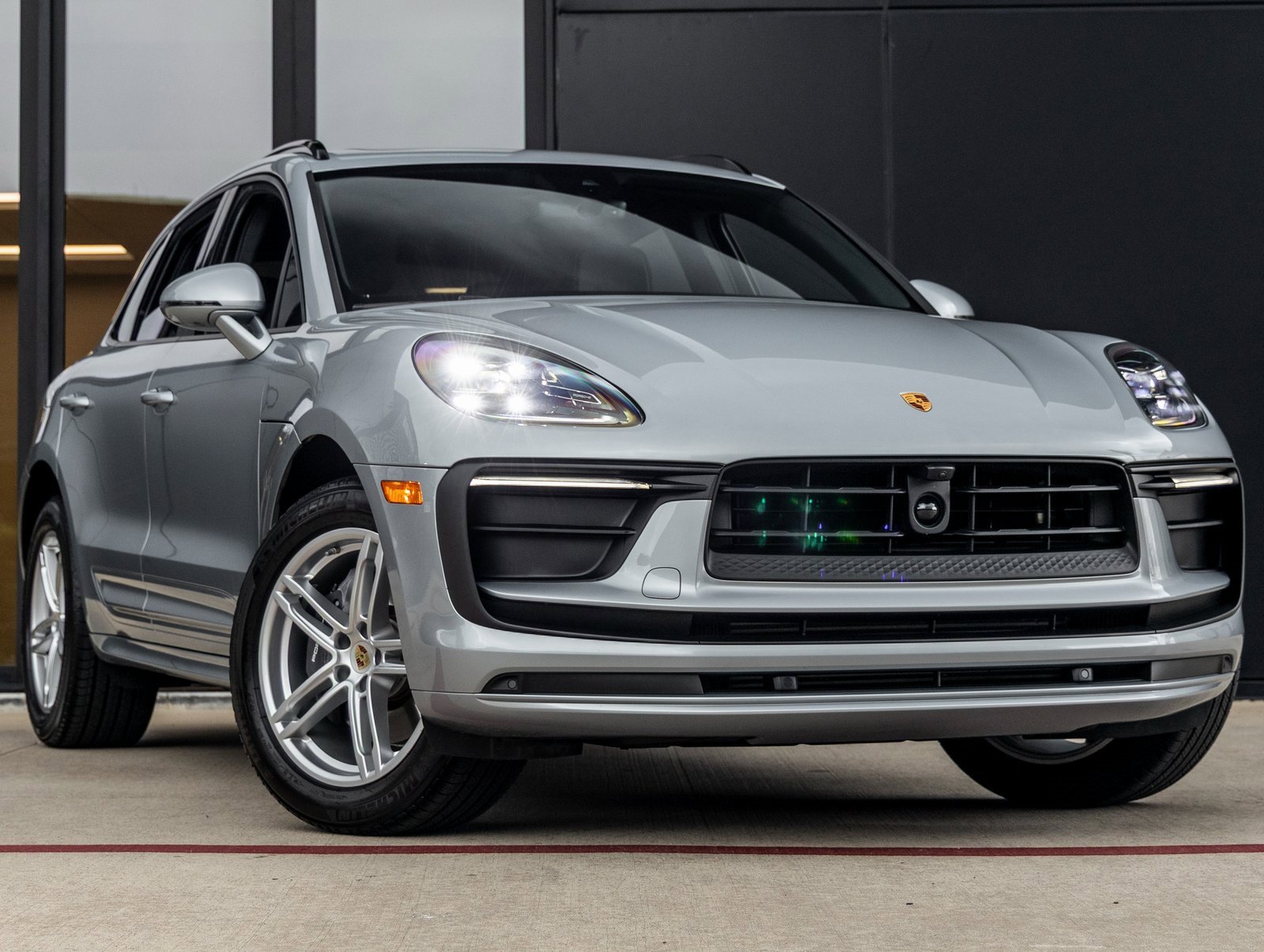 Used 2025 Porsche Macan image 6