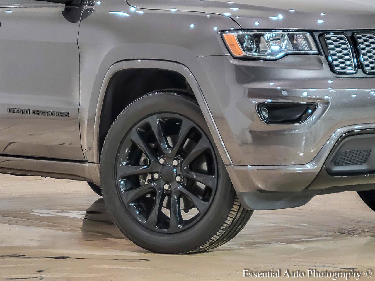 Used 2021 Jeep Grand Cherokee Laredo X AWD/4WD image 3