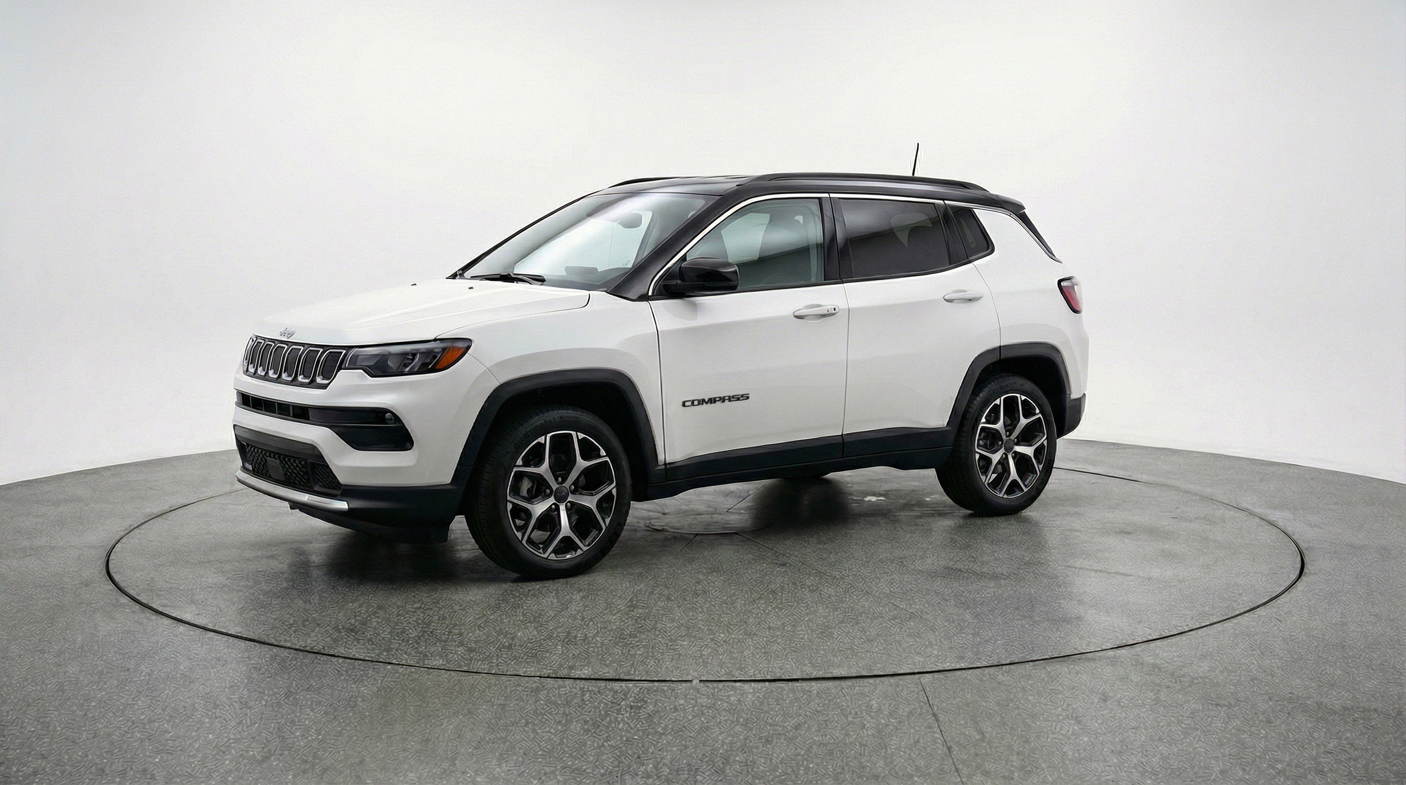 Used 2025 Jeep Compass Limited image 3