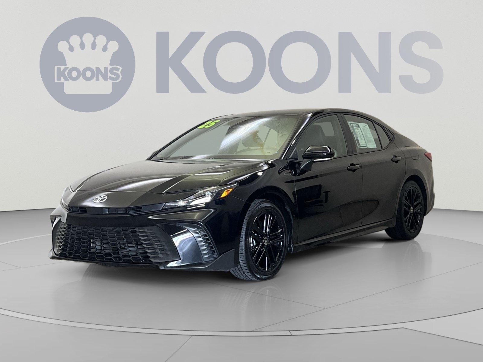 Used 2025 Toyota Camry SE FWD image 1
