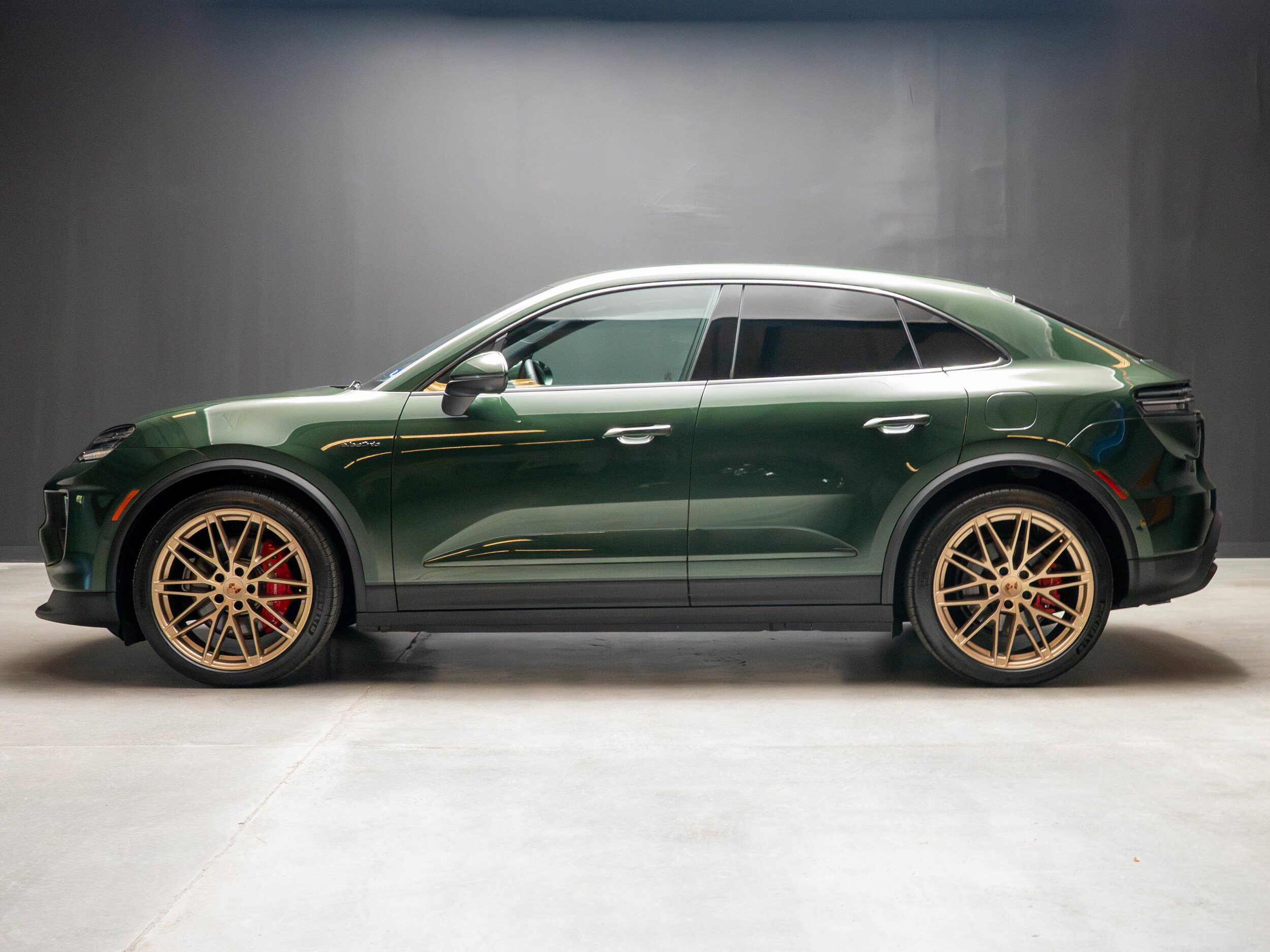 Certified 2025 Porsche Macan 4S Electric AWD/4WD image 2