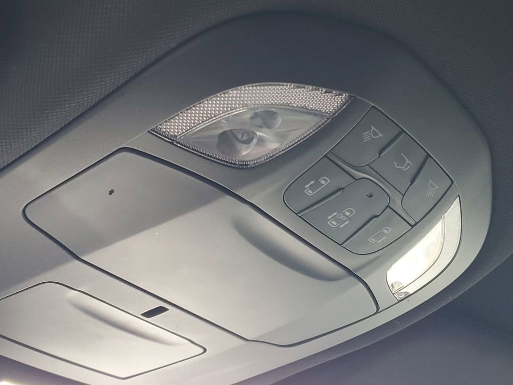 Used 2025 Chrysler Pacifica Select image 23