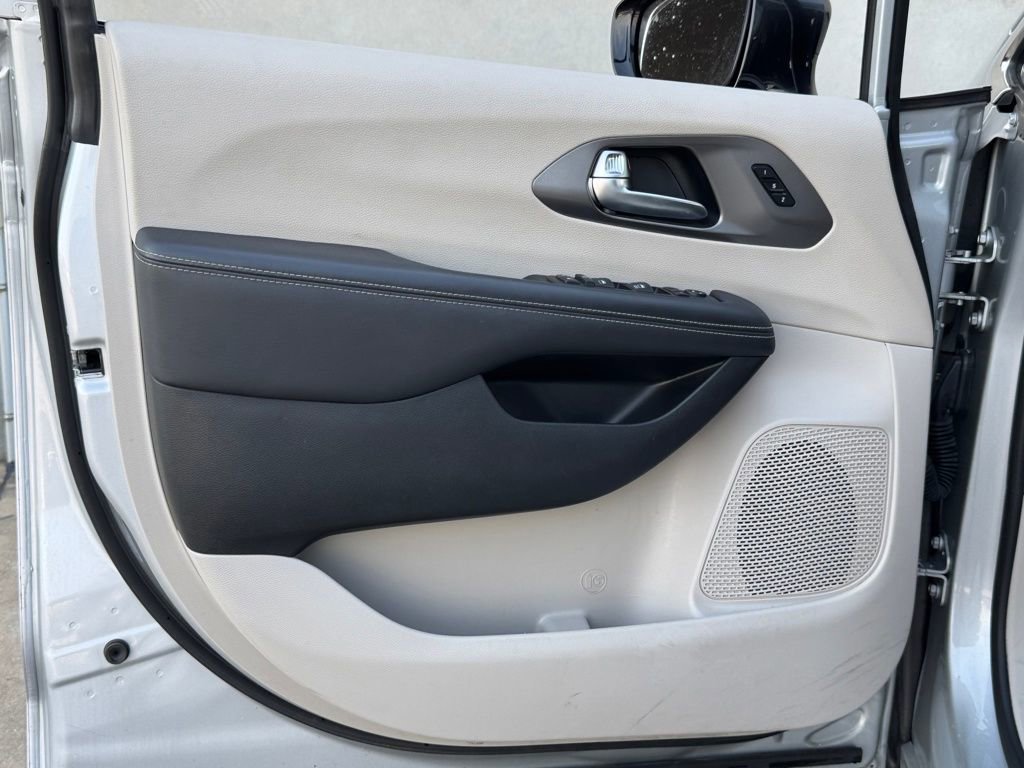 Used 2024 Chrysler Pacifica Touring-L image 17