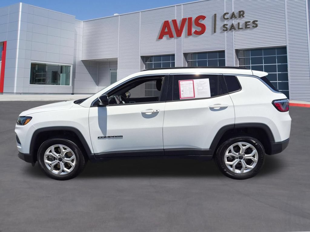 Used 2025 Jeep Compass Latitude w/ Sun & Sound Group AWD/4WD image 10