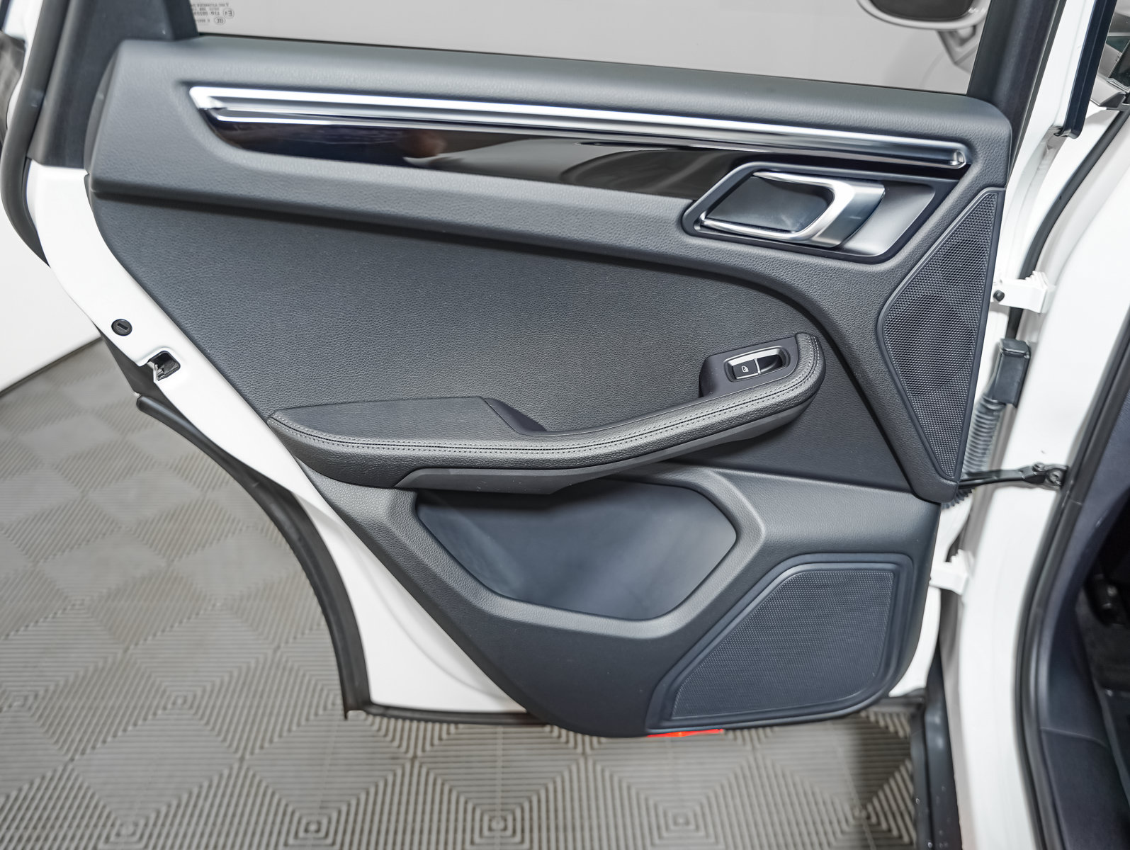 Certified 2023 Porsche Macan AWD/4WD image 27