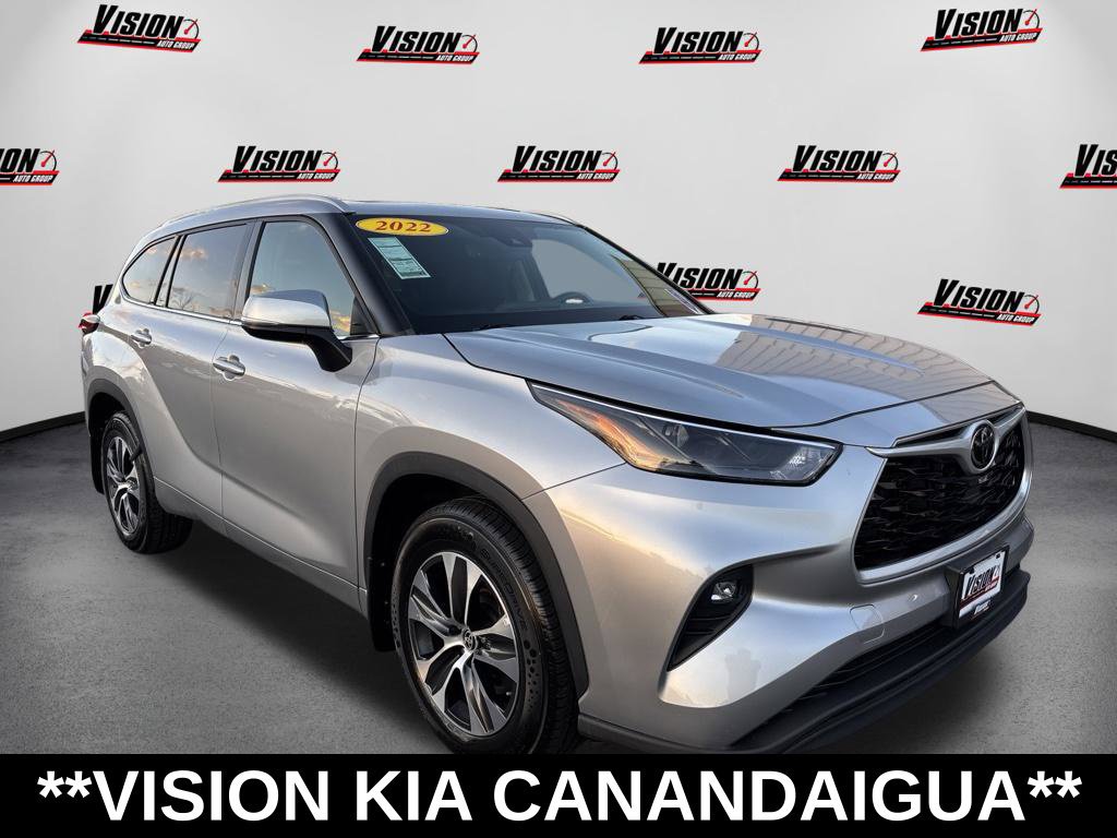 Used 2022 Toyota Highlander XLE AWD/4WD image 3