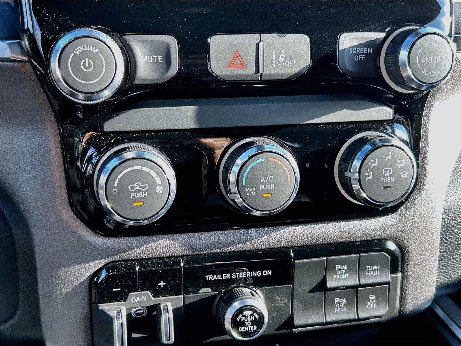 New 2026 RAM 1500 Express AWD/4WD image 32