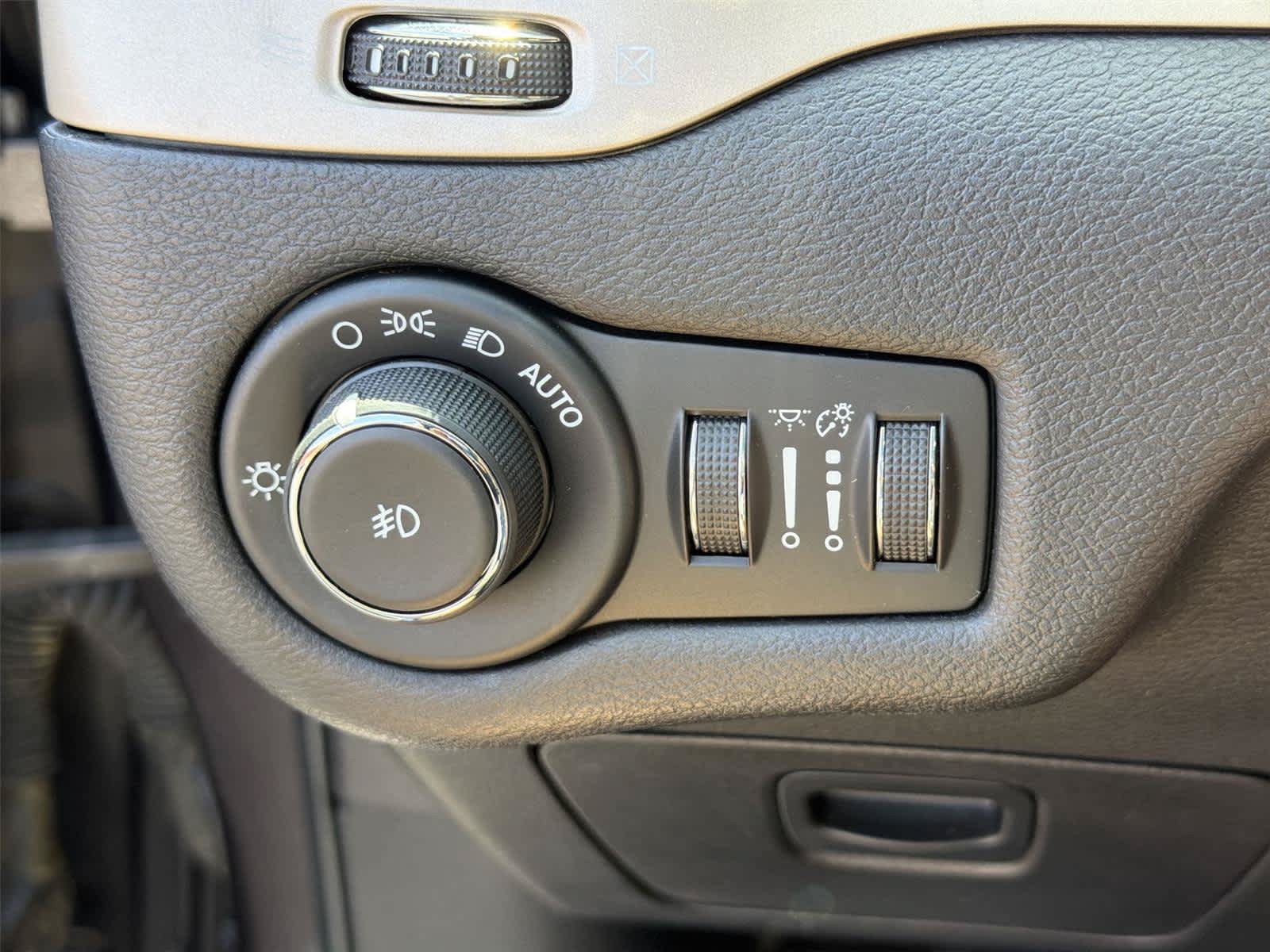 Used 2017 Jeep Cherokee Limited FWD image 41