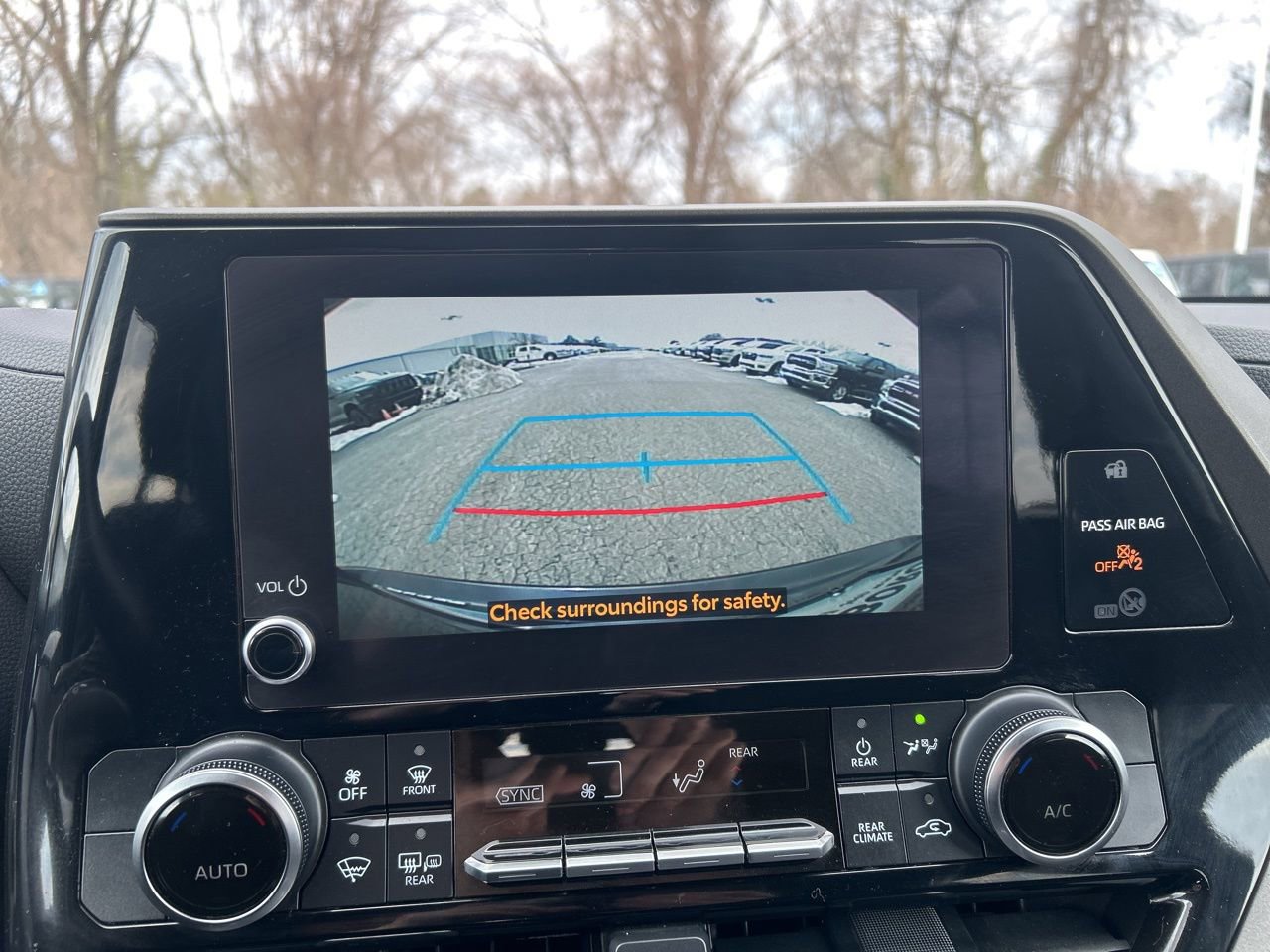 Used 2023 Toyota Highlander LE image 11