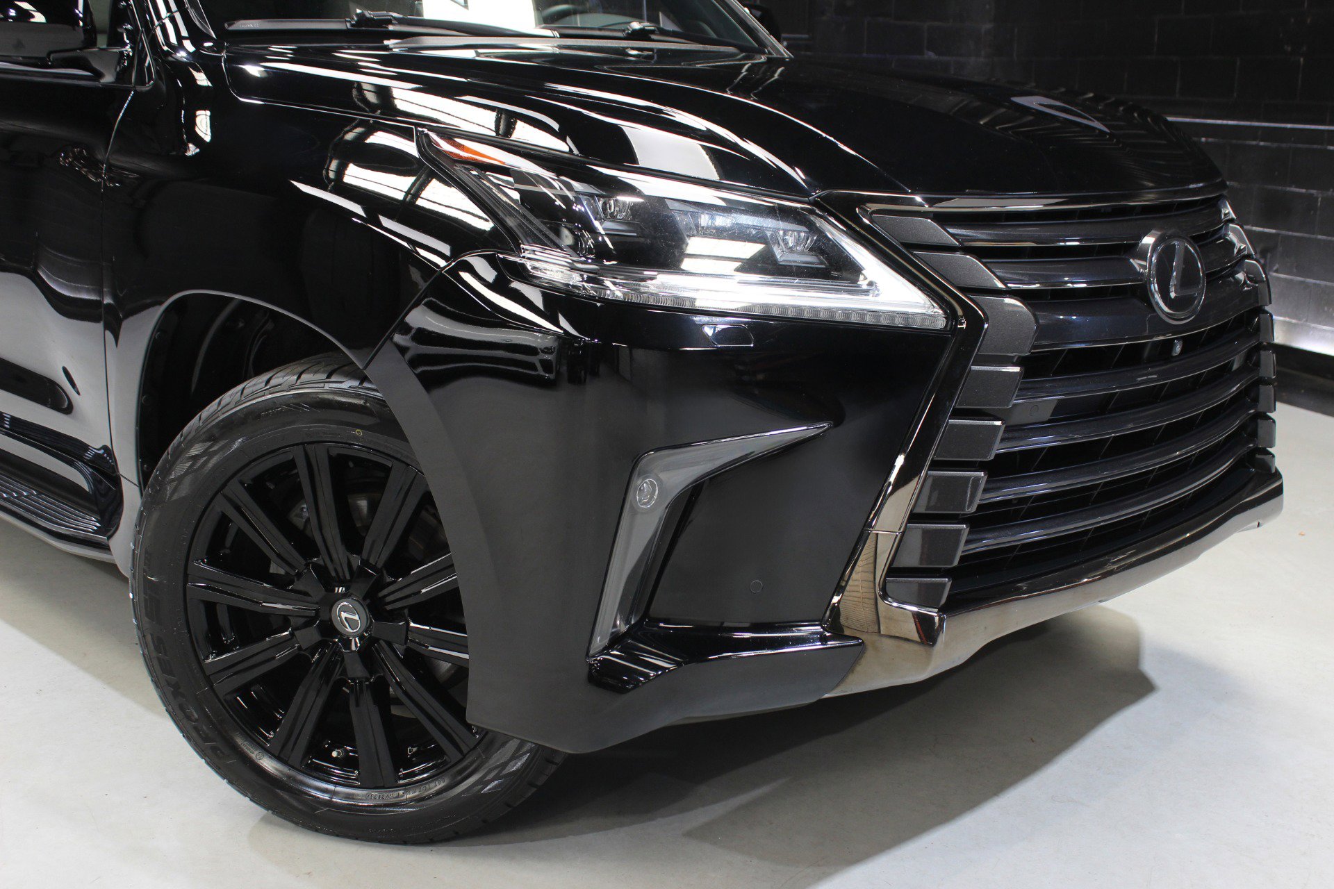 Used 2019 Lexus LX 570 Three-Row Inspiration Series w w/ Inspiration Series image 6