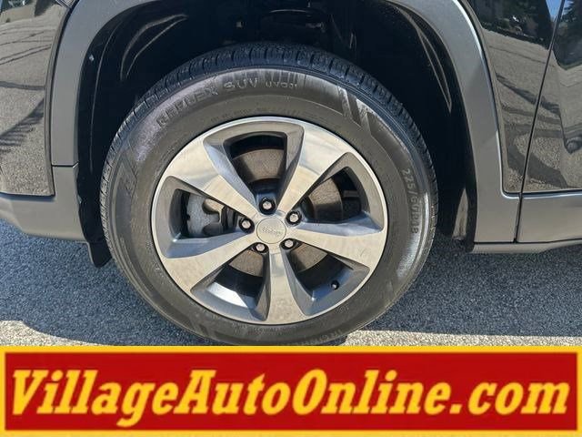 Used 2019 Jeep Cherokee Limited w/ Trailer Tow Group AWD/4WD image 11