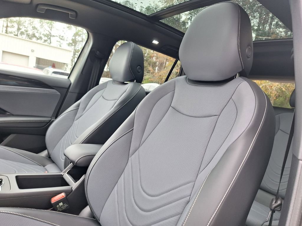 New 2026 Volkswagen Tiguan SE R-Line image 11