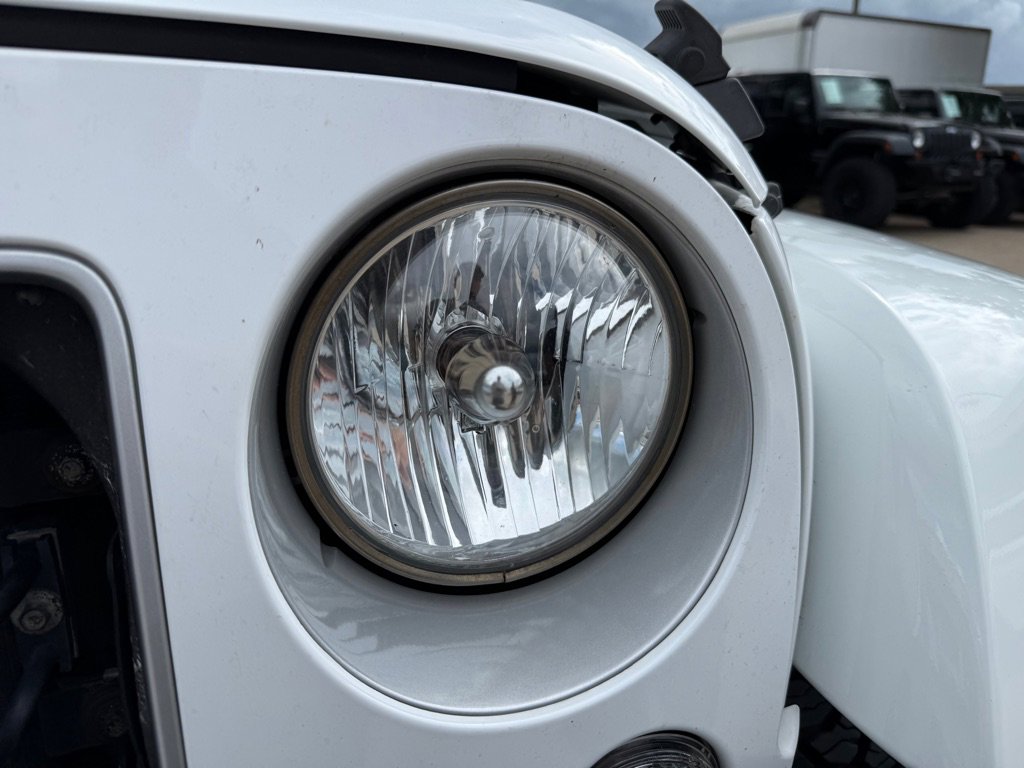 Used 2016 Jeep Wrangler Unlimited Sahara w/ Connectivity Group image 11