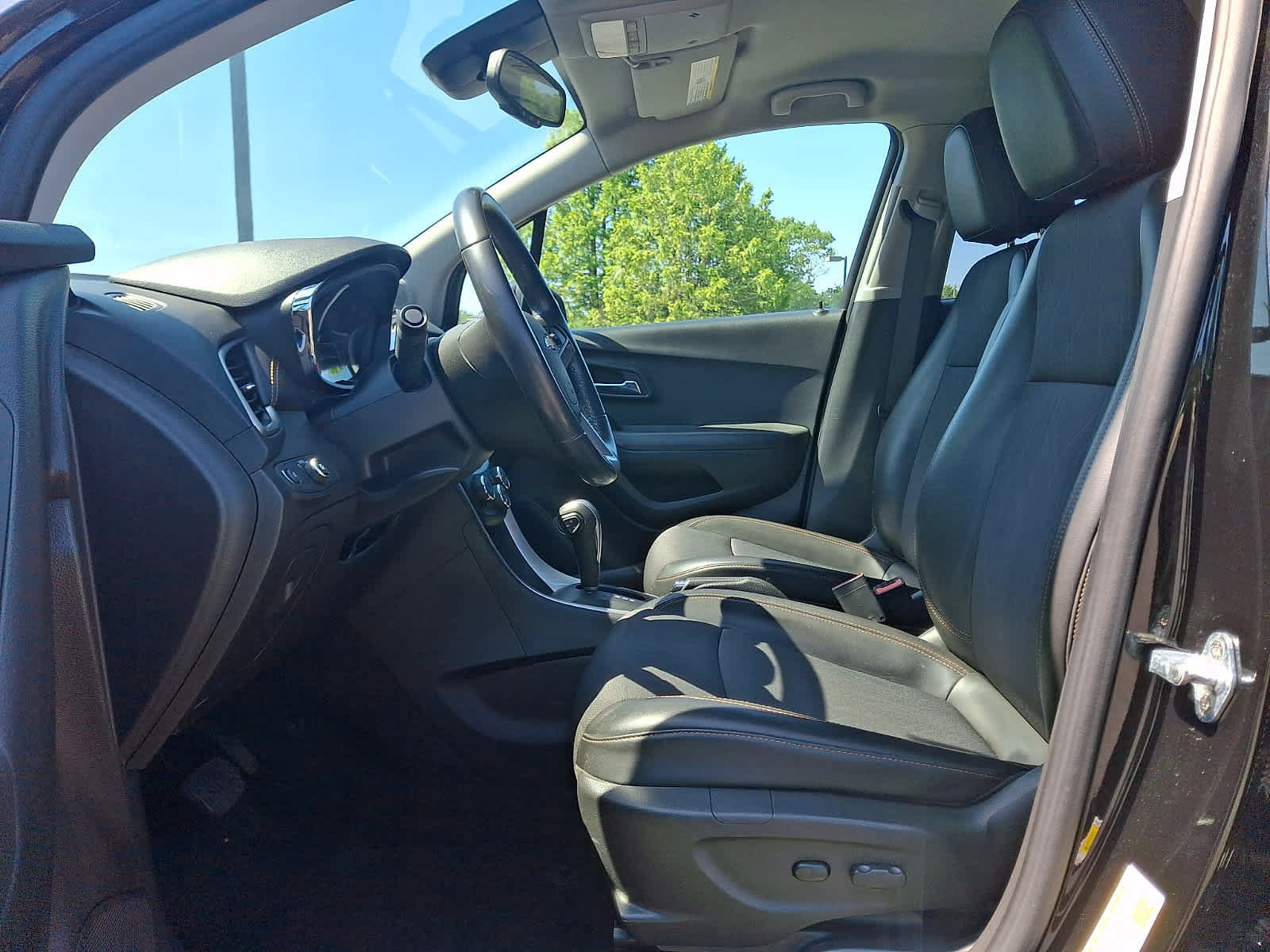 Used 2020 Chevrolet Trax LT w/ LT Convenience Package AWD/4WD image 15