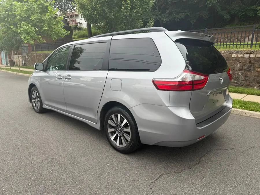 Used 2018 Toyota Sienna LE image 5