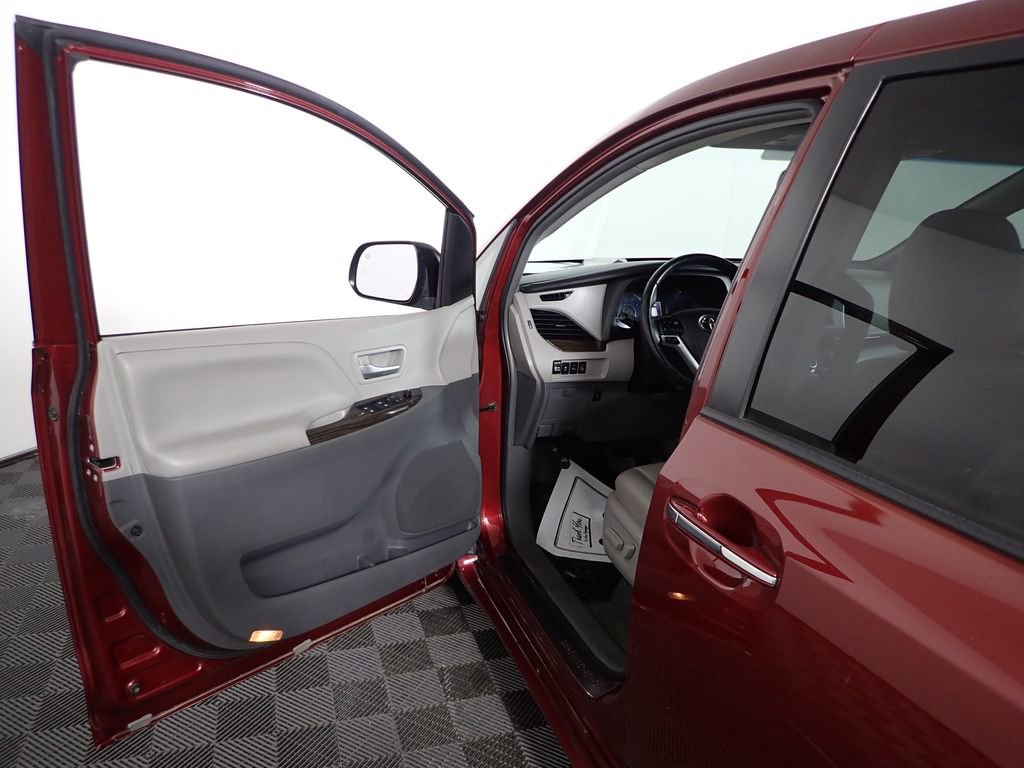 Used 2015 Toyota Sienna XLE w/ XLE Navigation Package image 22