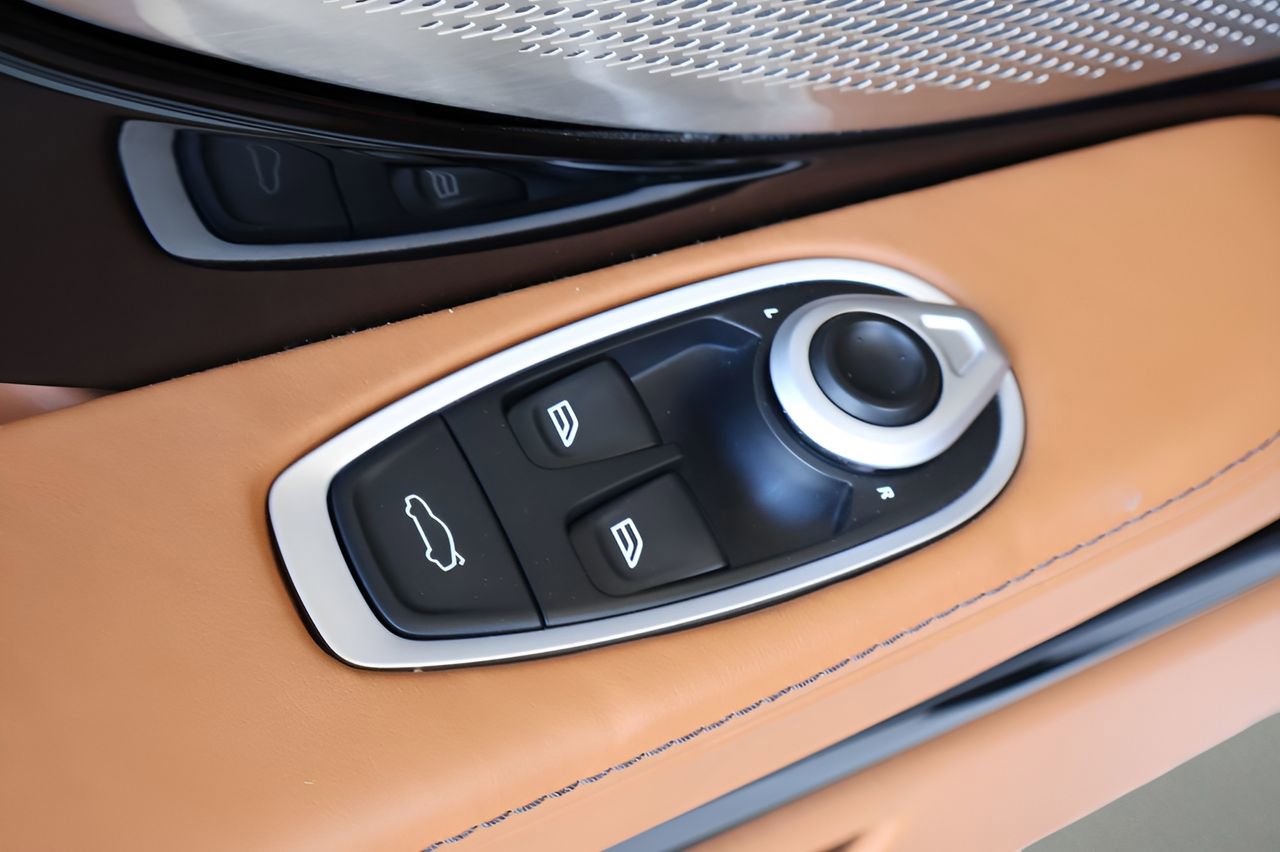 Used 2024 Aston Martin DB12 Convertible image 11