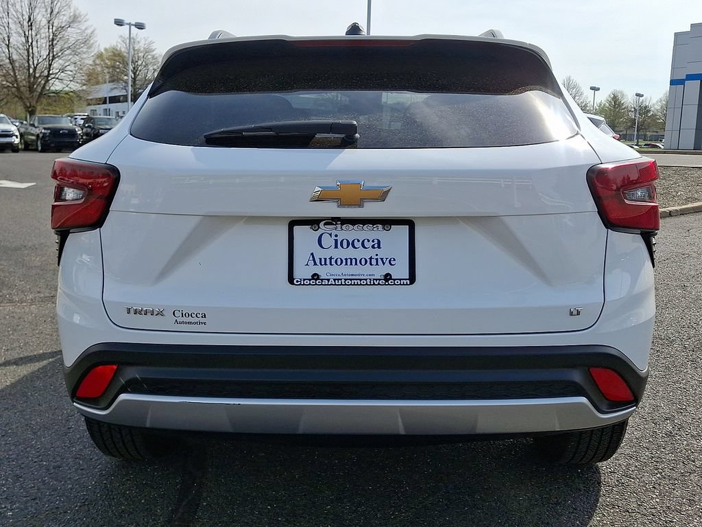 Used 2025 Chevrolet Trax LT FWD image 8