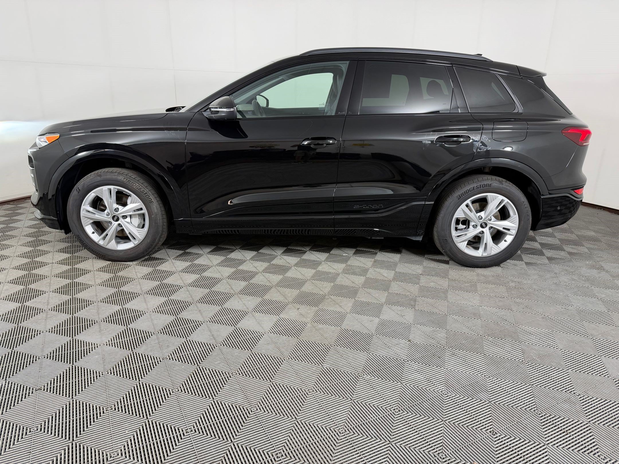 Certified 2025 Audi Q6 e-tron Premium w/ Convenience Package RWD image 2