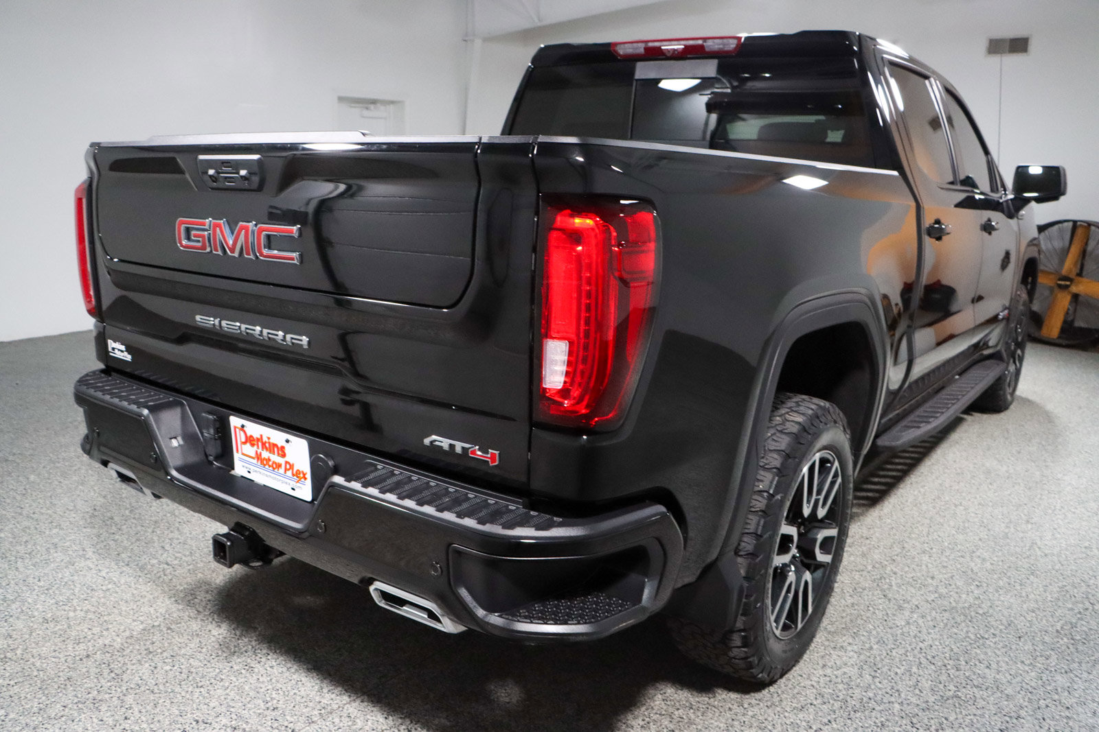 Used 2024 GMC Sierra 1500 AT4 w/ Technology Package image 7