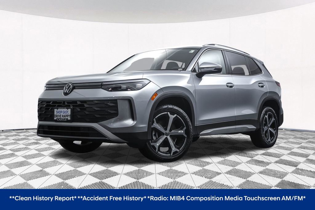 Used 2025 Volkswagen Tiguan SE image 2