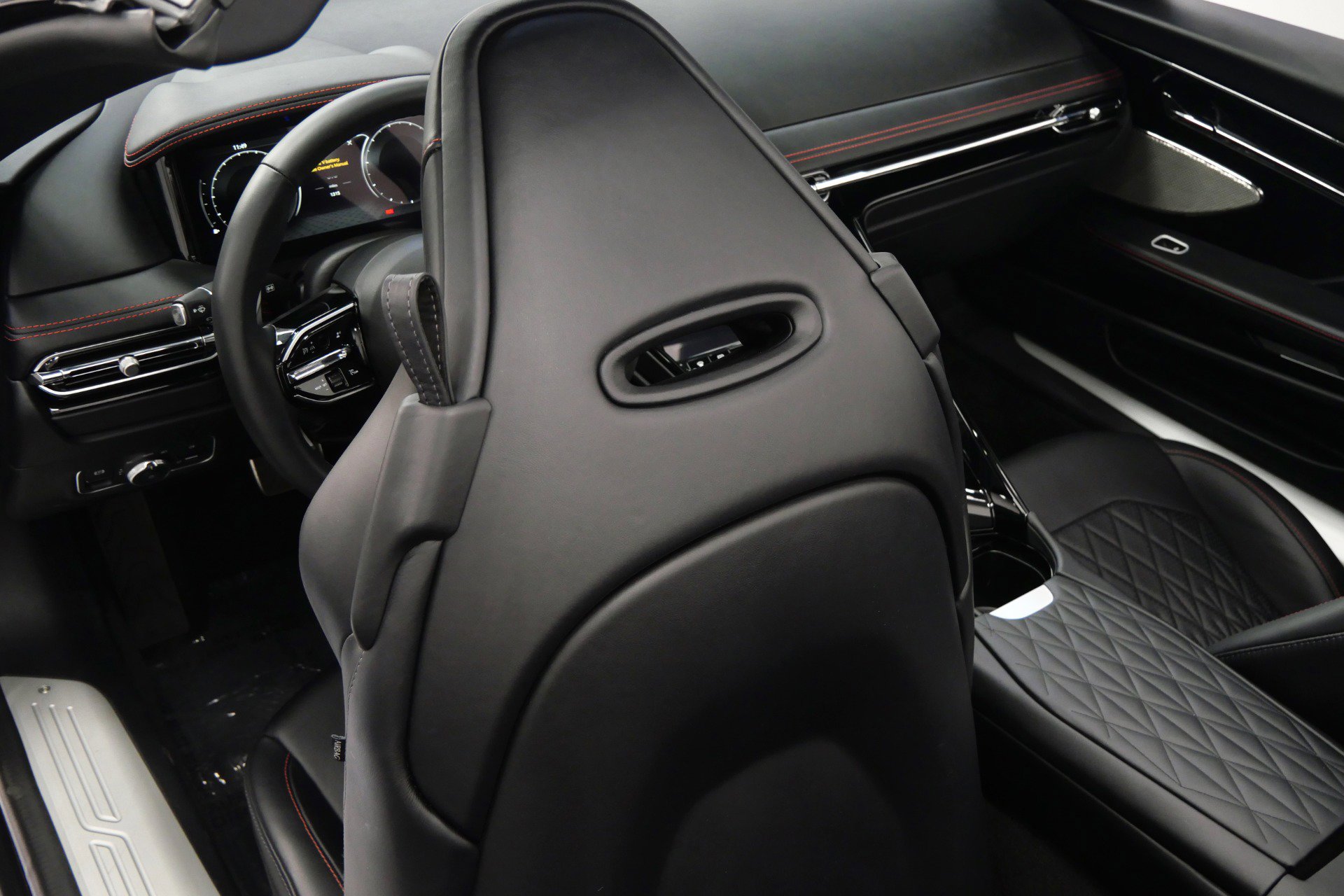 Used 2025 Aston Martin DB12 Convertible RWD image 31