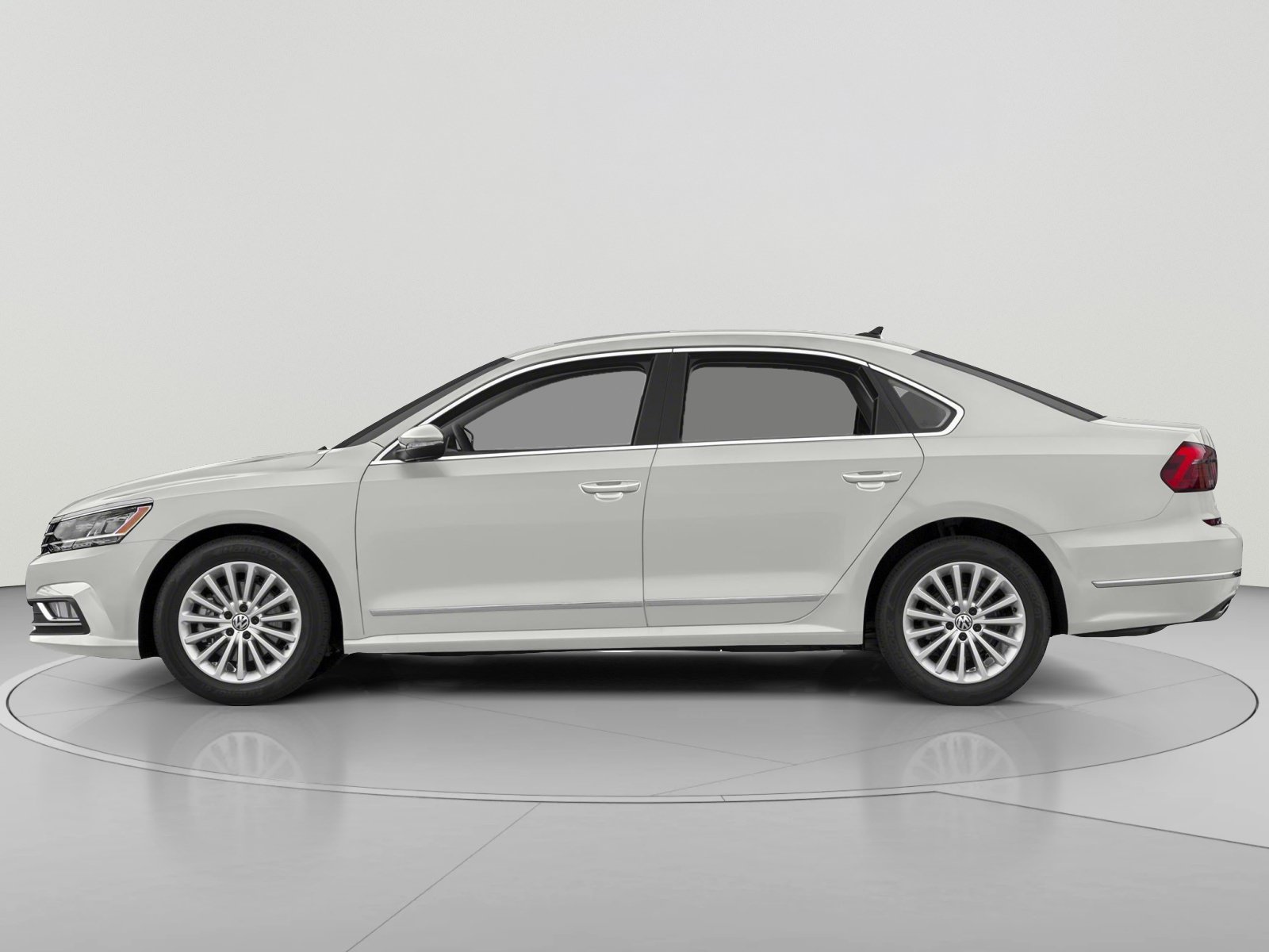 Used 2018 Volkswagen Passat 3.6 FWD image 3