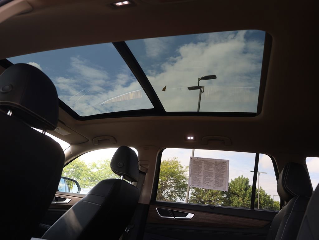 Used 2025 Volkswagen Atlas SEL image 32
