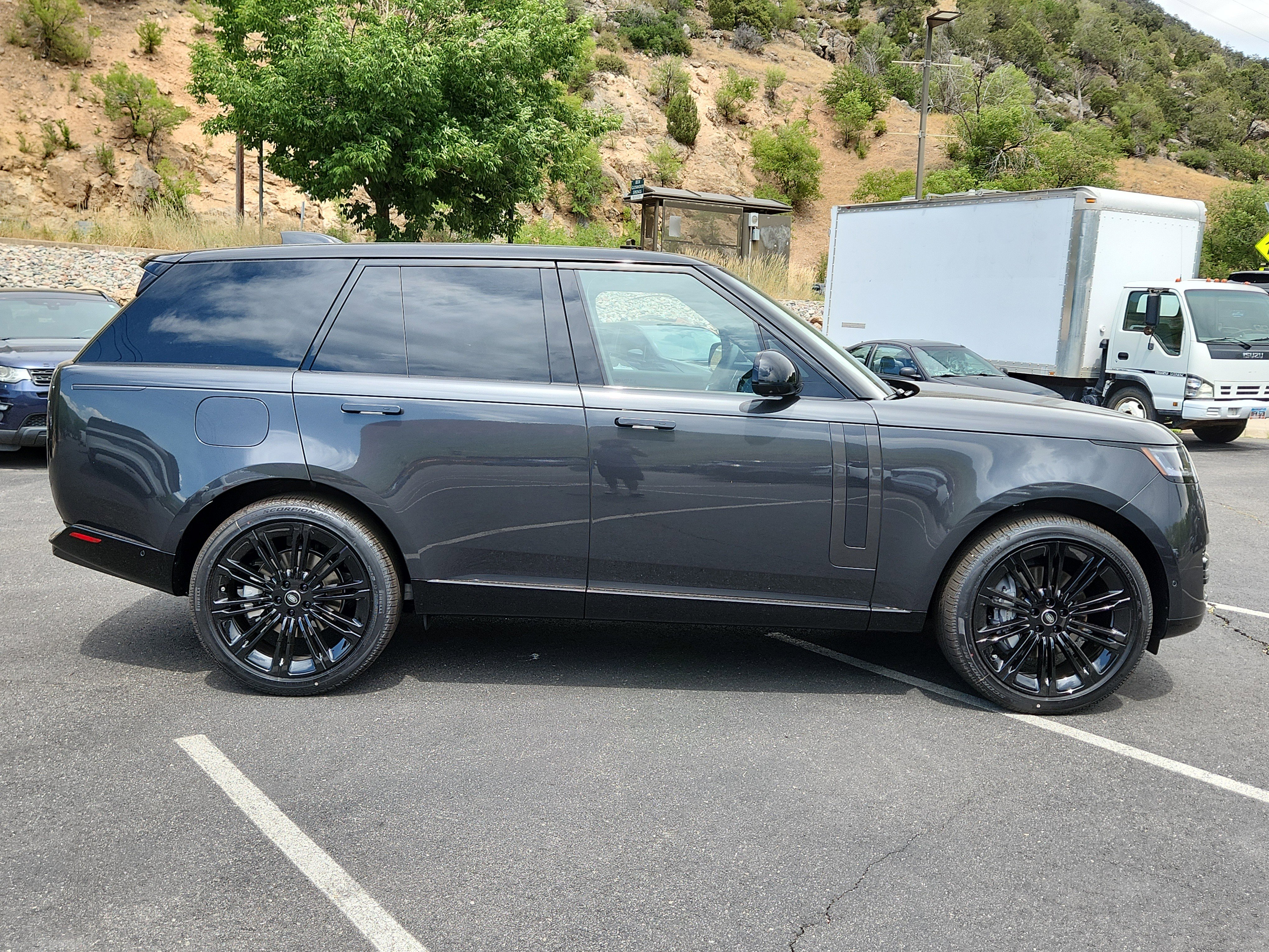 New 2025 Land Rover Range Rover SE image 2