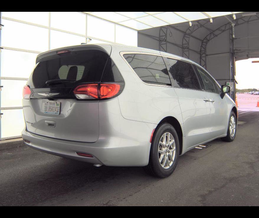 Used 2022 Chrysler Voyager LX FWD image 11