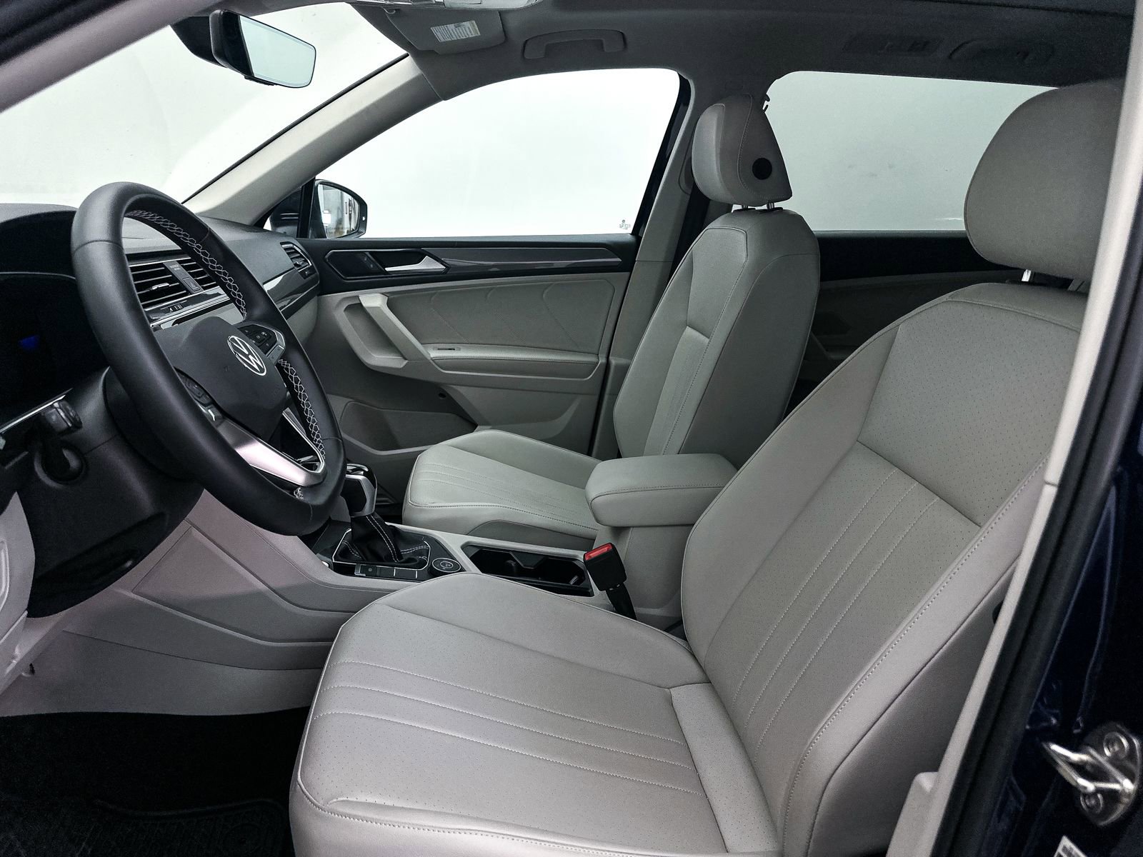 Used 2022 Volkswagen Tiguan SE w/ Panoramic Sunroof Package AWD/4WD image 19