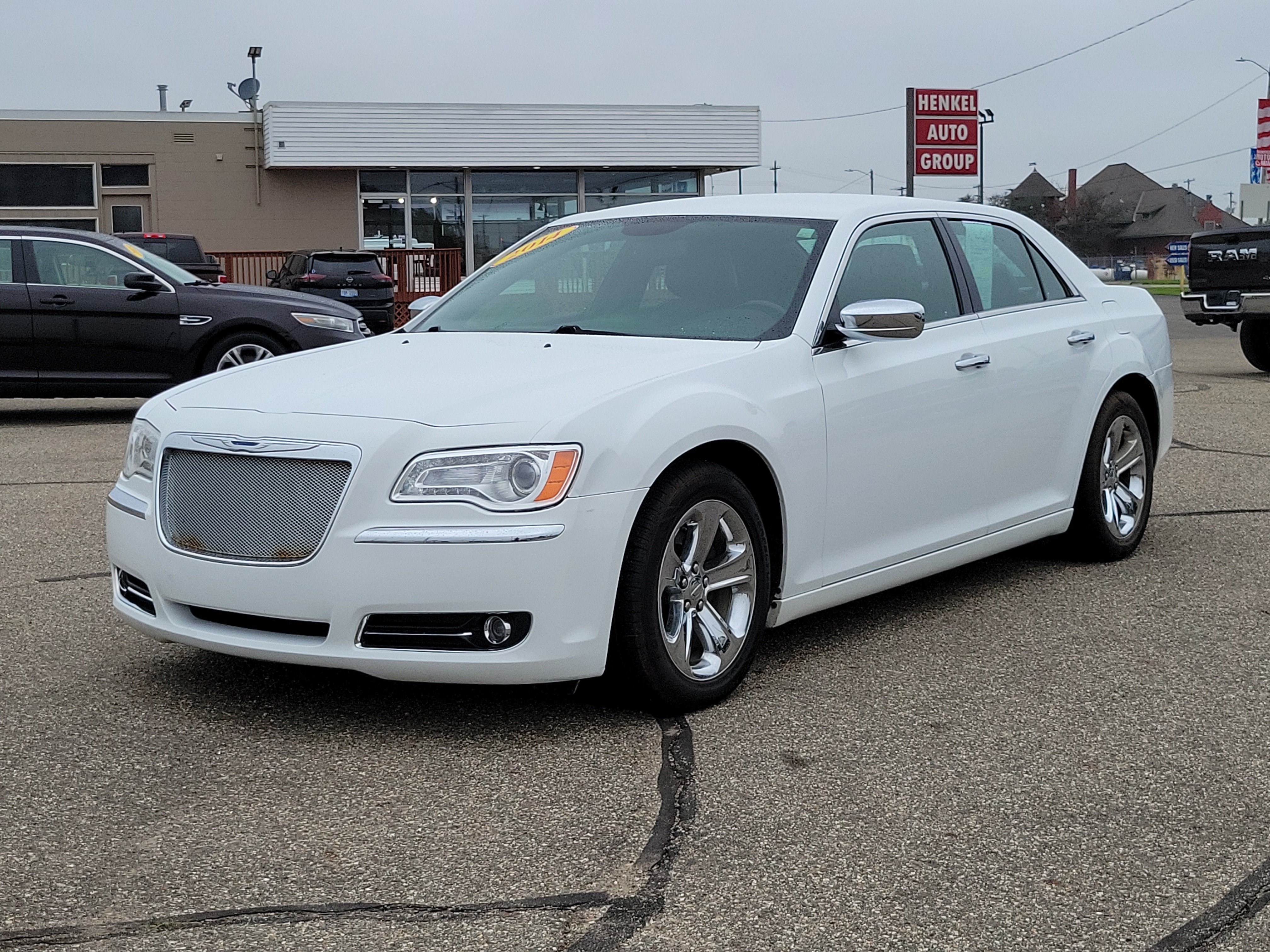 Used 2014 Chrysler 300 C RWD image 2