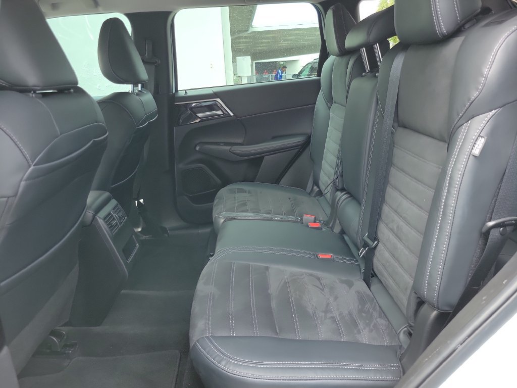 Used 2023 Mitsubishi Outlander SE FWD image 12