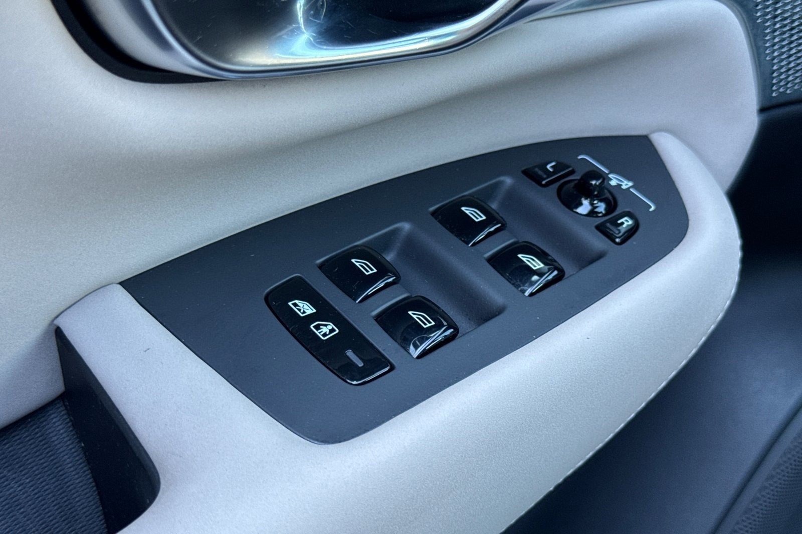 Used 2025 Volvo XC90 B6 Ultra w/ Protection Package Premier image 13